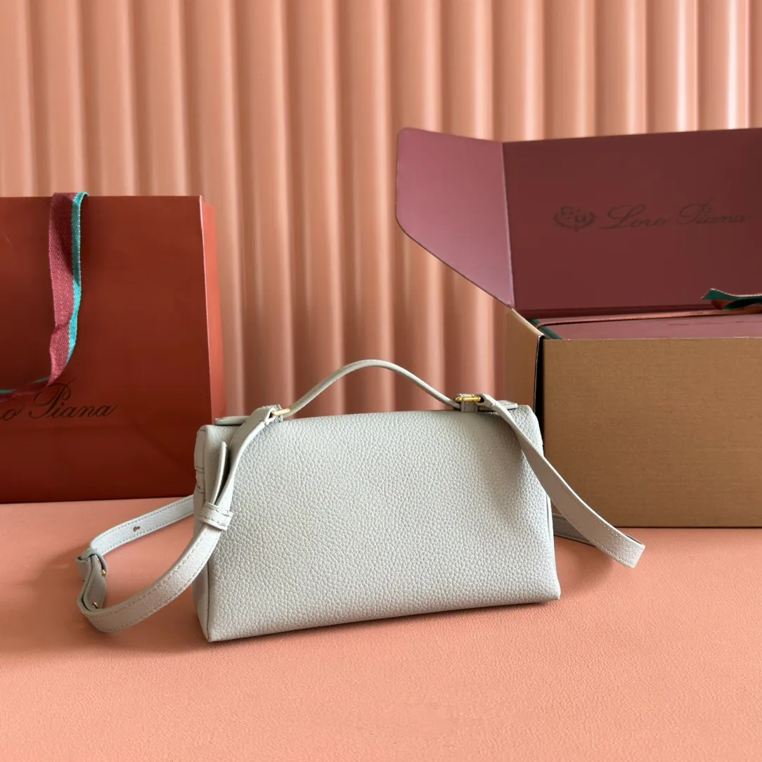 p1160💋💋💋【Original leather configuration counter complete set of packaging】 𝐋𝐨𝐫𝐨 𝐏𝐢𝐚𝐧@ Extra pocket L19 series handbag/crossbody bag, all steel, the most comfortable life is the undefined life, just like loro The material design of pian@ does not require complicated design styles. The simple and soft outline is elegant and durable, like an exquisite cosmetic case, which perfectly balances appearance and functionality. The leather is delicate and feels as soft as butter. The small bag has a large capacity. It is not only portable with a thin shoulder strap, but can also be worn cross-body. Sisters who have a special liking for minimalist style can buy it. It is simple and versatile. The simpler, the more different. Stars and Instagram celebrities are all planting it. There are two sizes of 19 cm and 27 cm. One is exquisite and casual, and the other is elegant and grand. Size: Small: length 19×width 7×height 12cm (